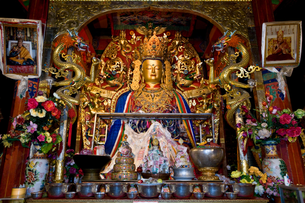 Bàn thờ Phật ở tu viện Samye