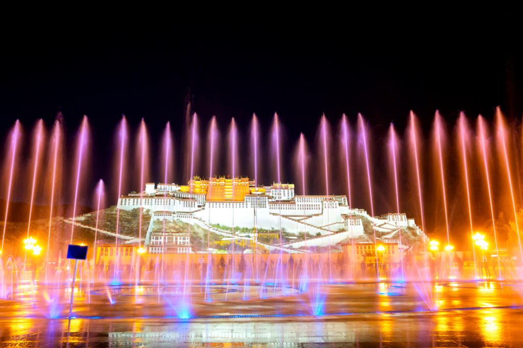 Biểu diễn ánh sáng trước đài phun nước cung điện Potala