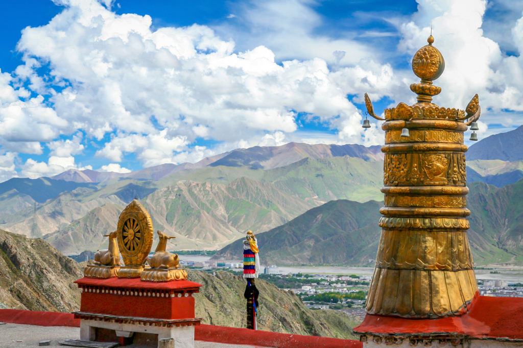 Biểu tượng con nai vàng và bánh xe pháp luân ở đền Jokhang Tây Tạng