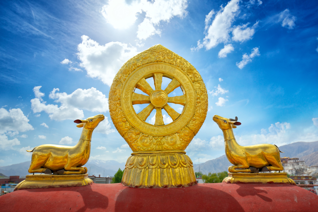 Biểu tượng Phật giáo trên đỉnh tu viện Jokhang