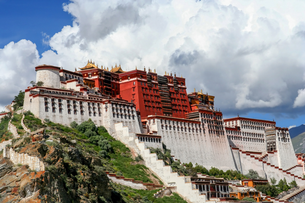 Cung điện có lịch sử lâu đời ở Tây Tạng