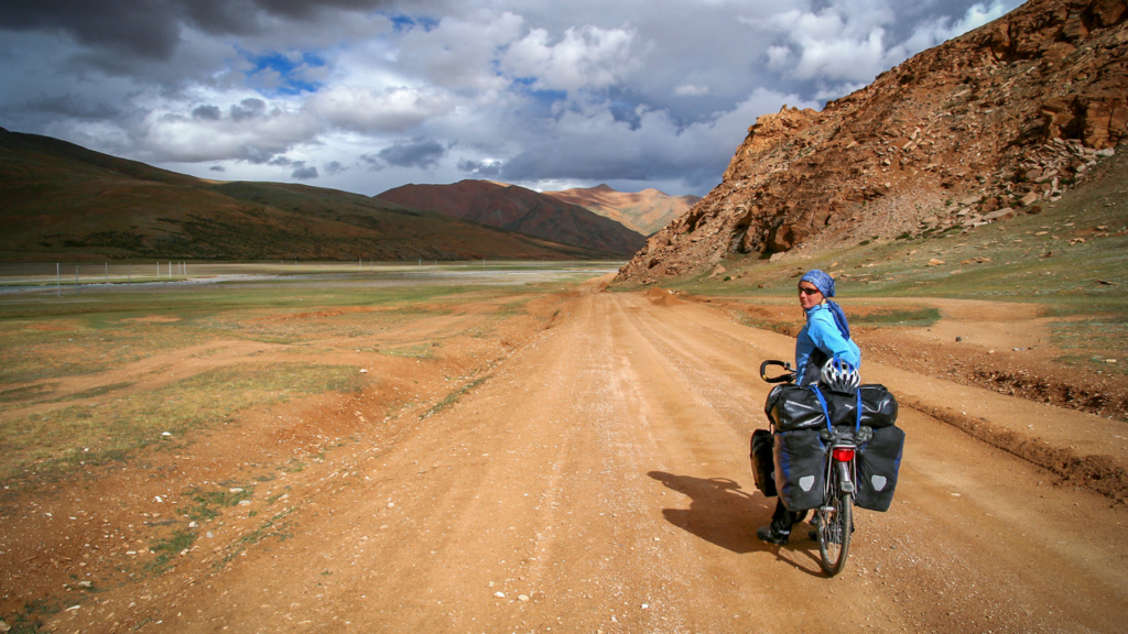 Khách du lịch đạp xe khám phá các con đường ở Tây Tạng