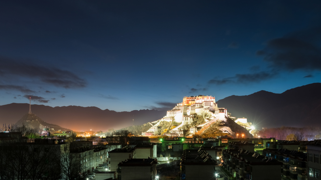 Lhasa về đêm - phía xa là cung điện Potala