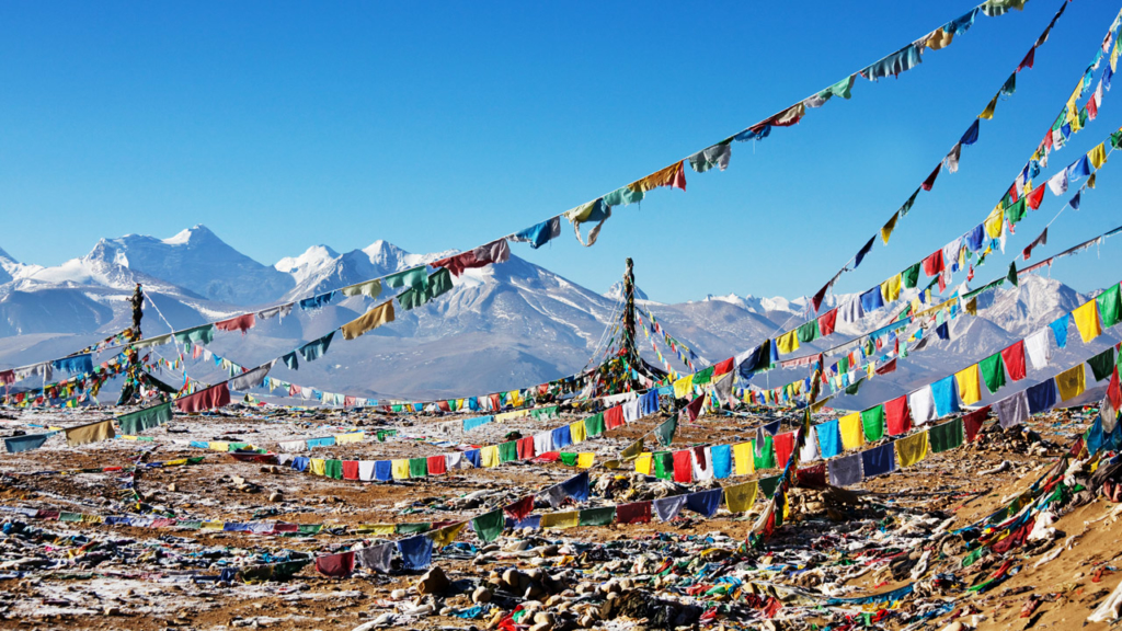 Những lá cờ cầu nguyện trên núi Himalaya Tây Tạng