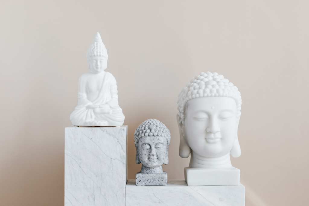 Tượng Phật là món đồ bạn có thể mua về làm quà lưu niệm