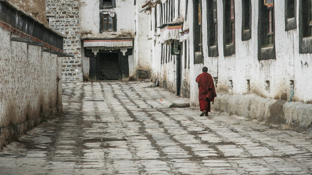 Vị sư Tây Tạng đi dọc theo con phố