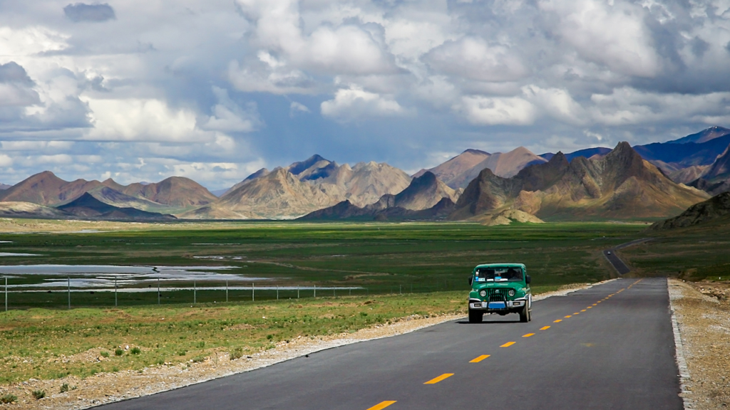 Xe du lịch chạy qua cao tốc Tây Tạng
