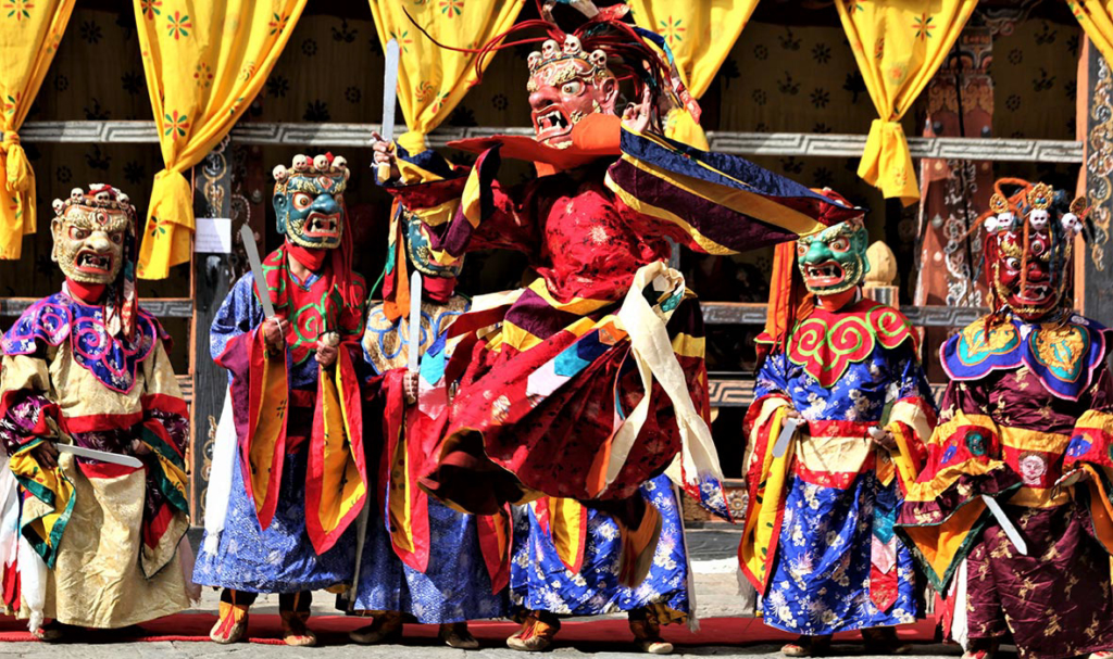 Nhảy Cham Dance với mặt nạ thần đang "phẫn nộ"